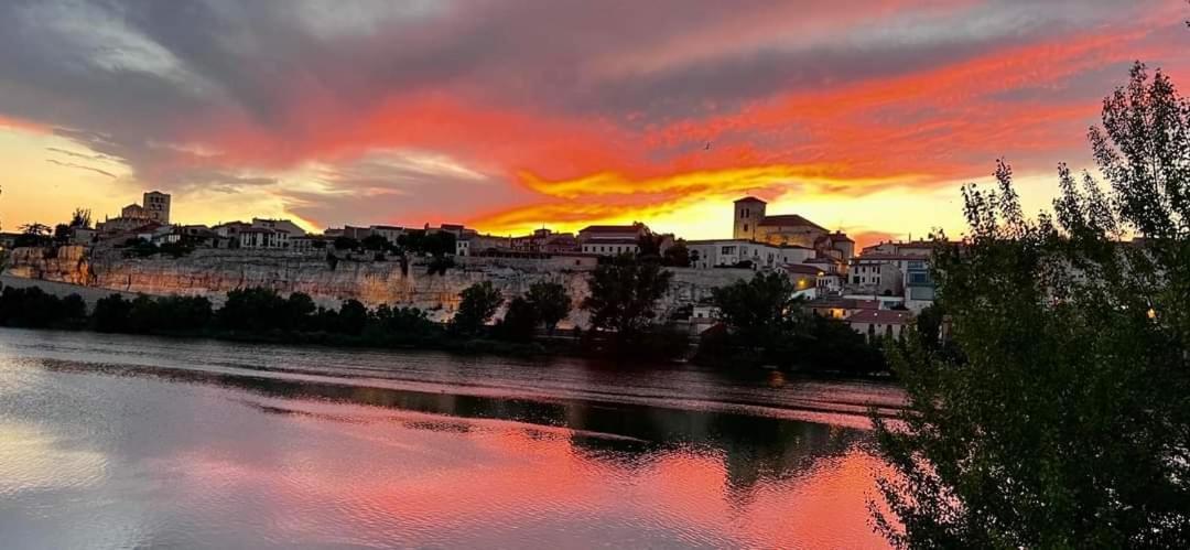 A Los Ojos Del Rio Duero Zamora Buitenkant foto