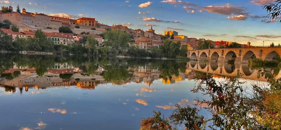 A Los Ojos Del Rio Duero Zamora Buitenkant foto